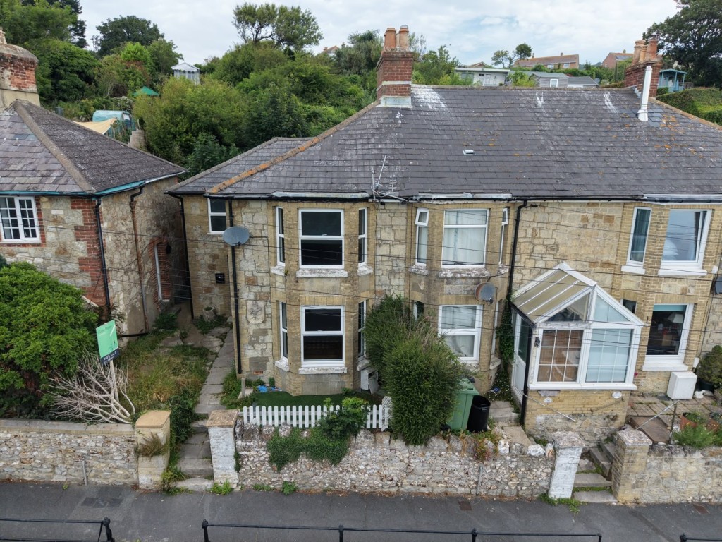 Lot: 107 - SEMI-DETACHED HOUSE FOR IMPROVEMENT WITH STUNNING SEA VIEWS - View from the street